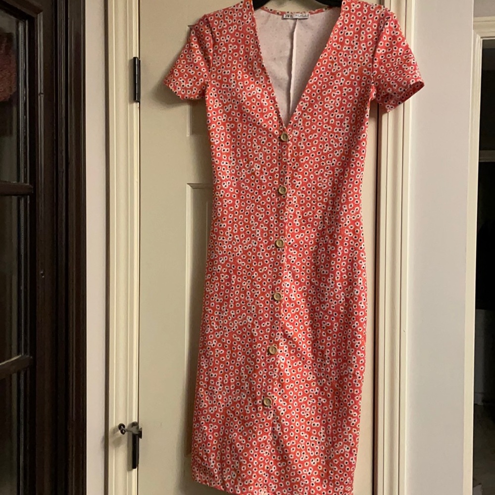 New Zara red button down floral midi dress size S
MA